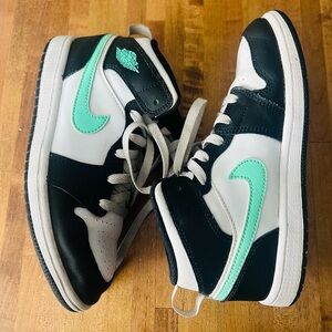 Jordan 1 Mid White/Green Glow-Black size 3Y
